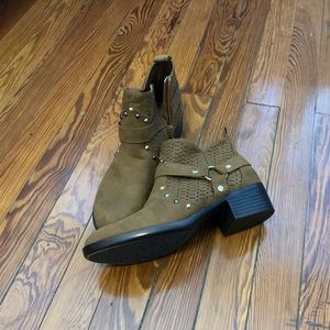 Dirty laundry size 6.5 low heel booties